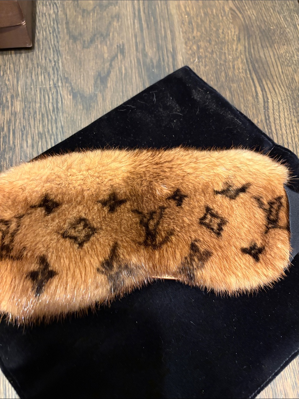 Louis Vuitton mink Fur Eye Mask with Box/dust-bag travel luxury - Picture 11 of 11